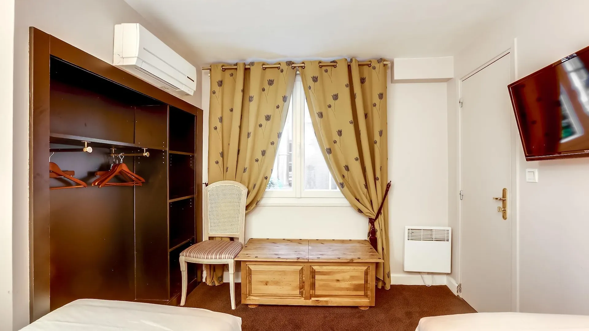 Opera Maintenon מלון